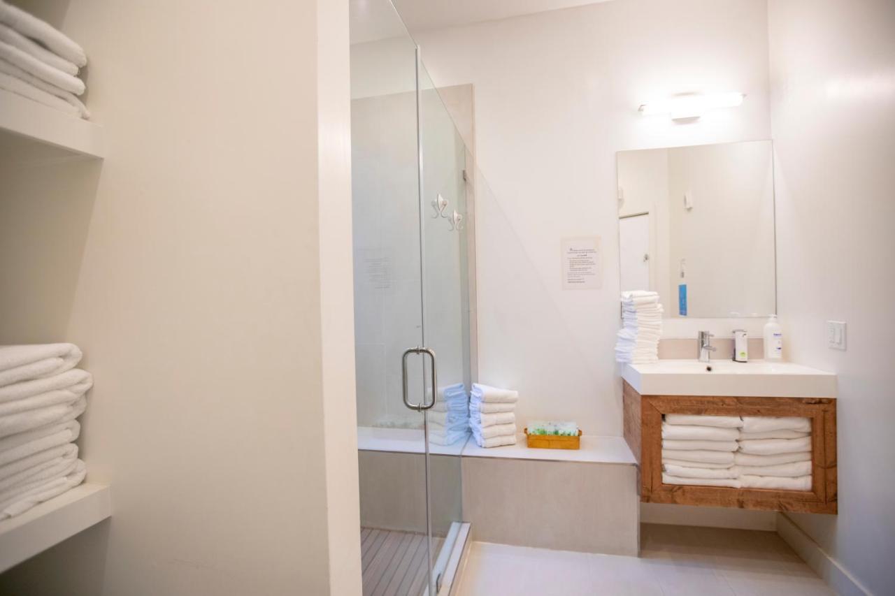 Queen Room with Shared Bathroom,1077397060:JPEG