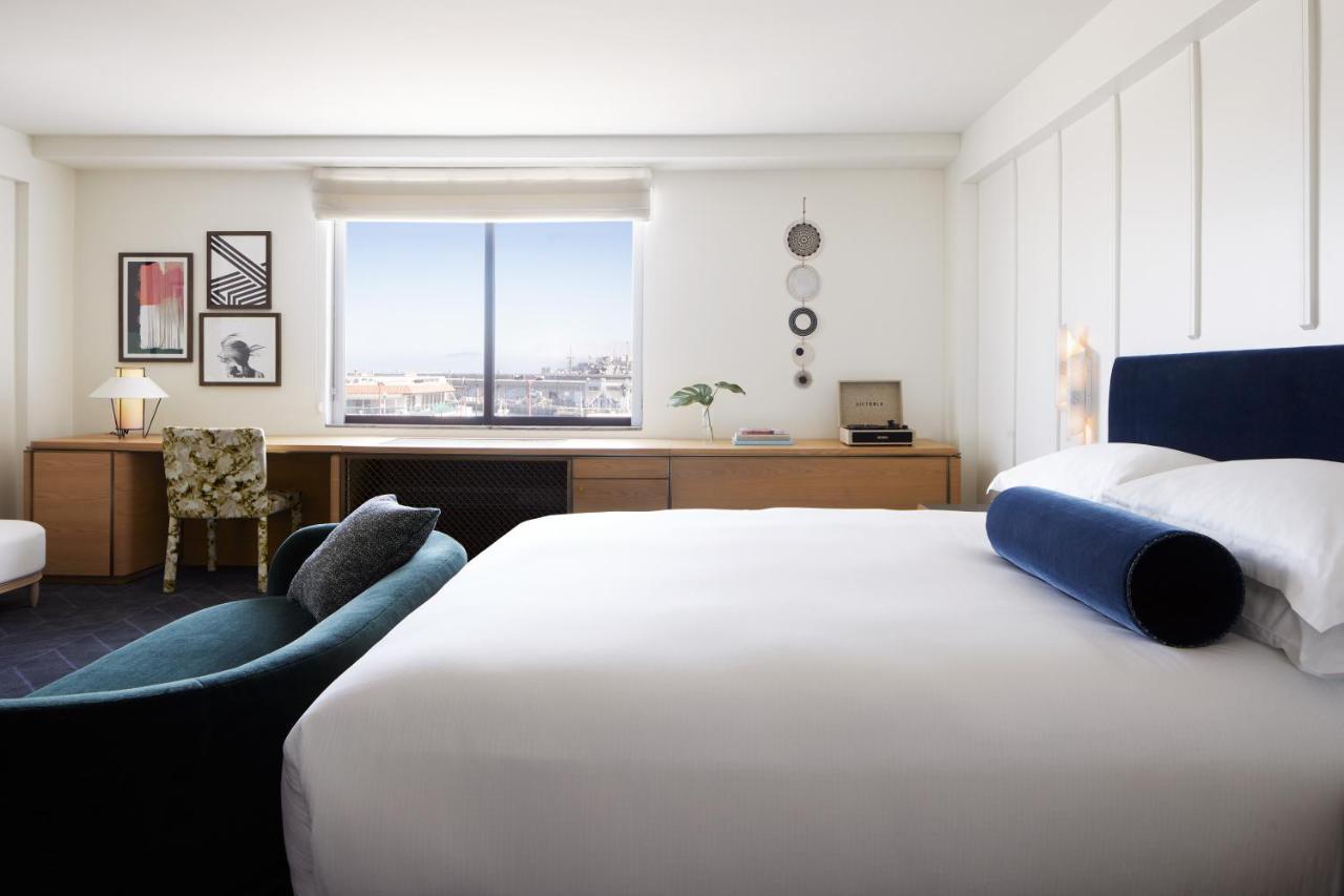 Premium King Room with Tub and Walk-In Shower/Bay View,1130335821:JPEG