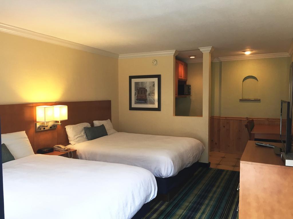 Deluxe Queen Room with Two Queen Beds - Non-Smoking,685477053:JPEG