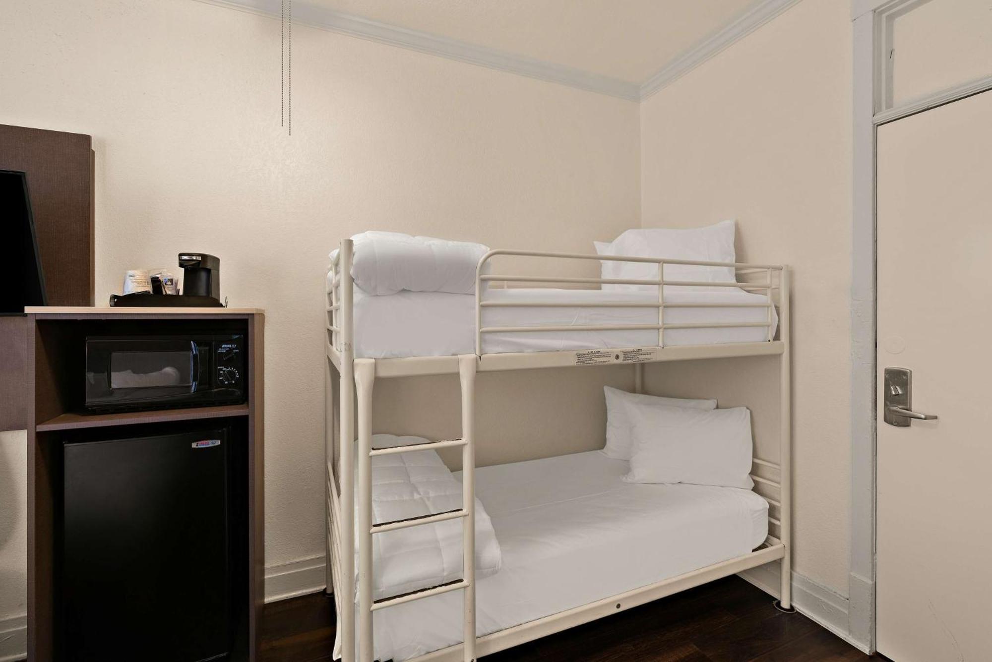 Queen Room with Bunk Bed - Non-Smoking,1529546068:JPEG
