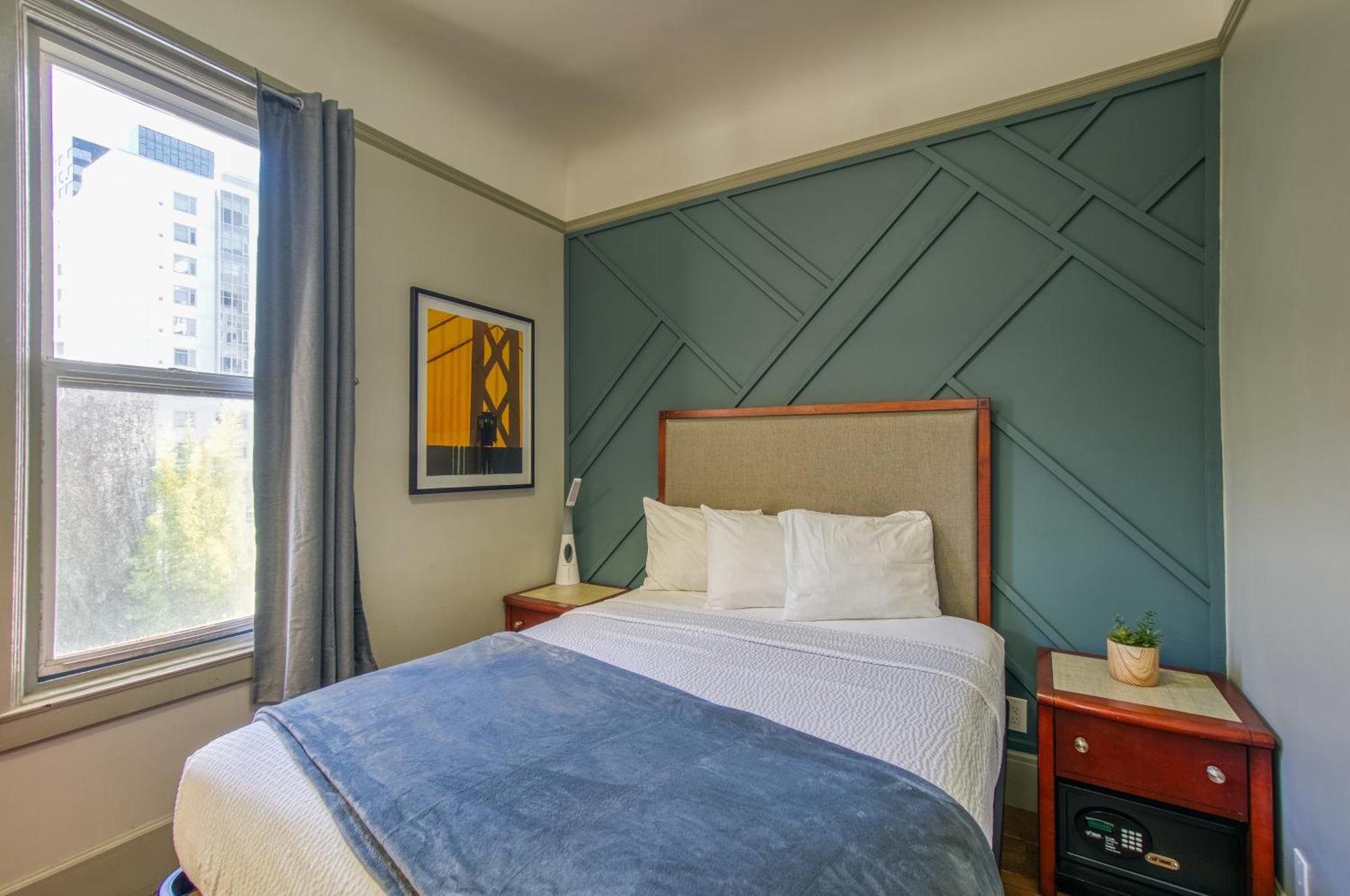 Queen Room with Shared Bathroom,1539815038:JPEG