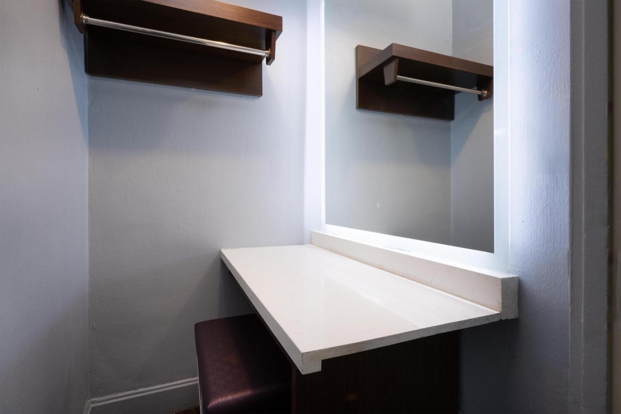 Deluxe Queen Room,1742621910:JPEG