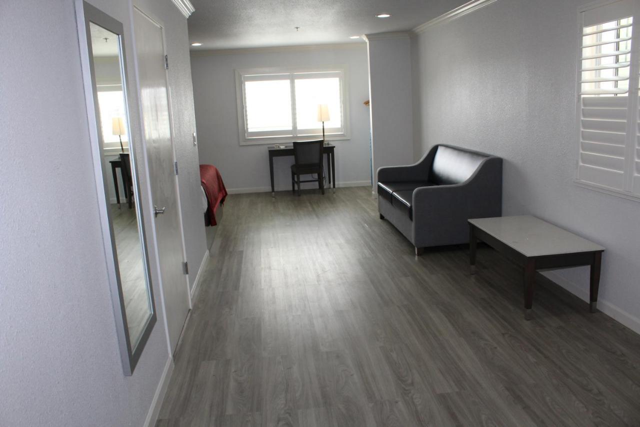 Deluxe Family Room,1021624534:JPEG