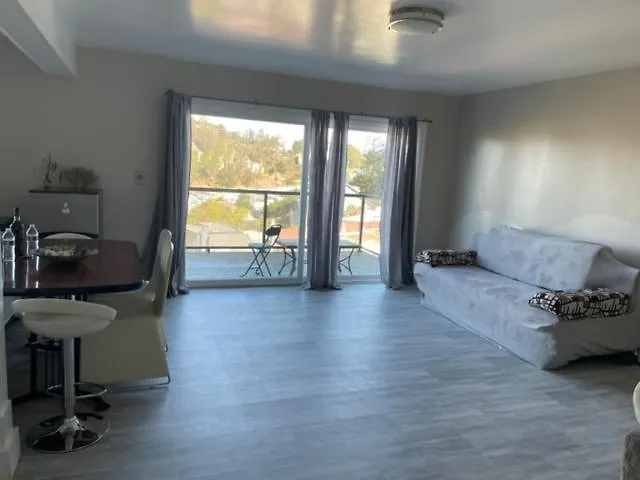 Large Modern 1 Bedroom, Dinning/Living Room Flat-1